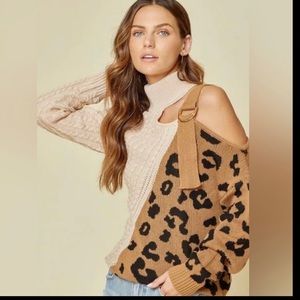 Trendy off-shoulder sweater. Size small. Perfect condition.